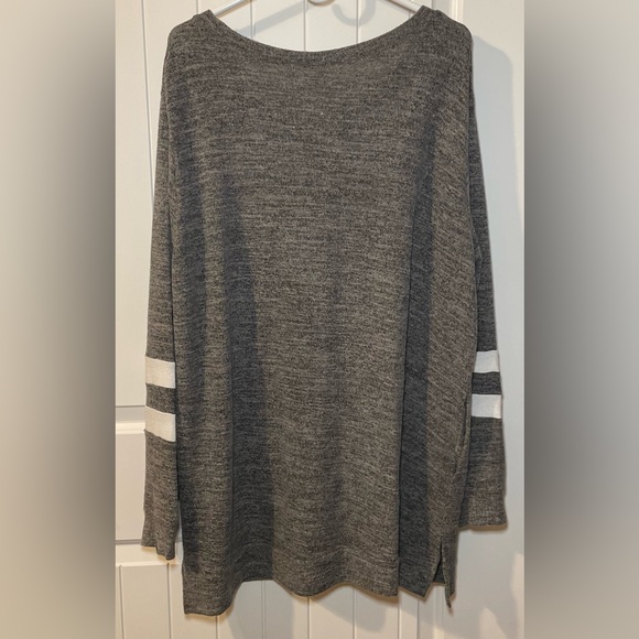 Plus-size Gray Sporty Top from Amazon - Picture 2 of 4